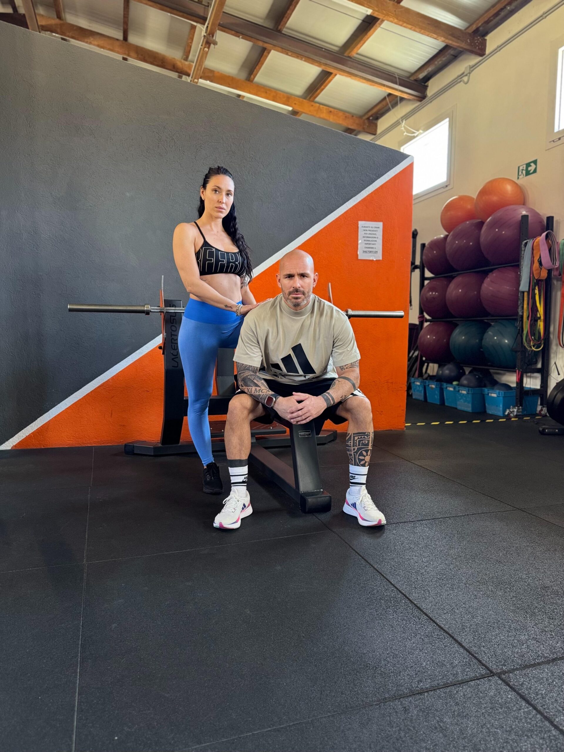 Nicolò Calvo, personal trainer, in palestra con una cliente